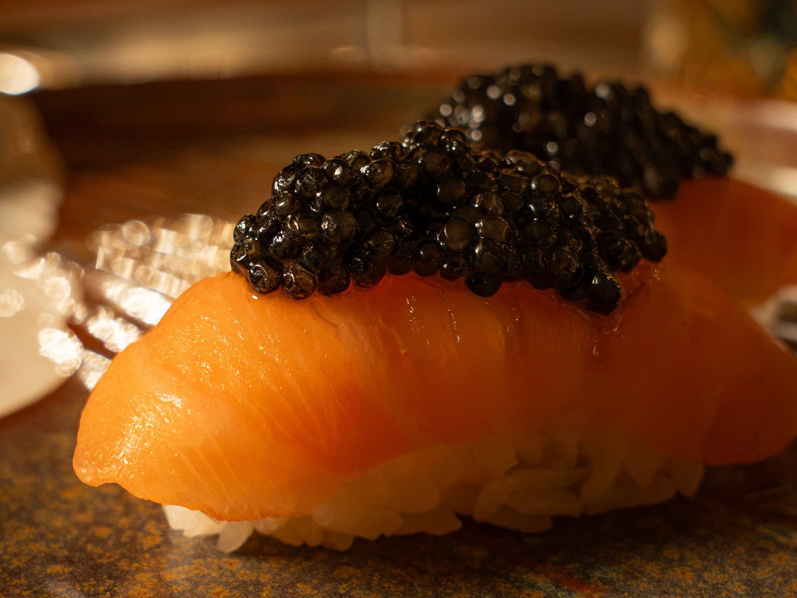 Nigiri di salmone con caviale — Nami Sushi Pietrasanta